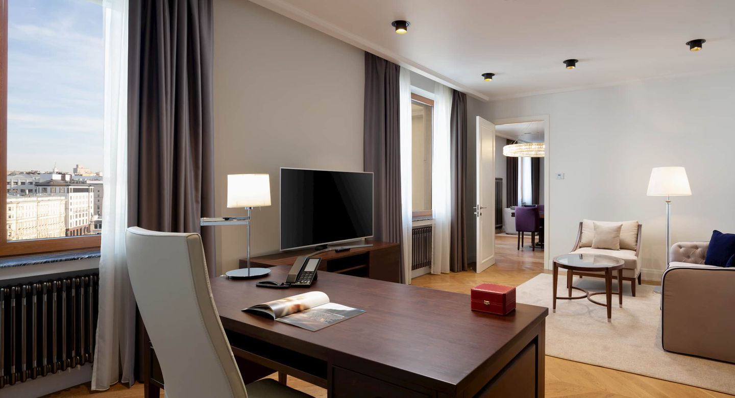 residence_5_desk.jpg